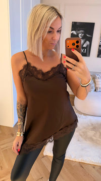 SATIN Optik Top mit Spitze im asymmetrischen Schnitt / schoko braun Art. 13081