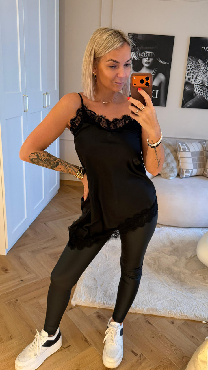 SATIN Optik Top mit Spitze im asymmetrischen Schnitt / schwarz Art. 13080