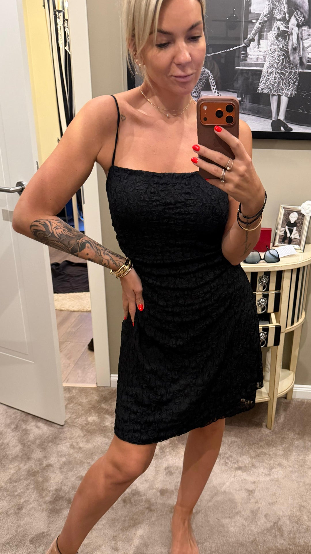 Spitzenbesetztes Kleid mit Spaghetti-Trägern /schwarz Art.14789