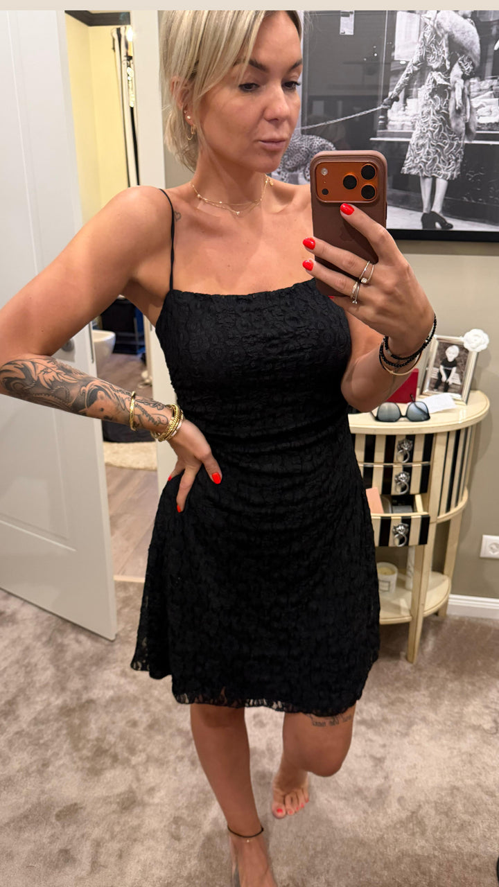 Spitzenbesetztes Kleid mit Spaghetti-Trägern /schwarz Art.14789