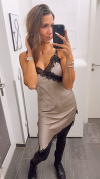 SATIN OPTIK Kleid im asymmetrischen Schnitt / taupe - schwarz Art. 13060