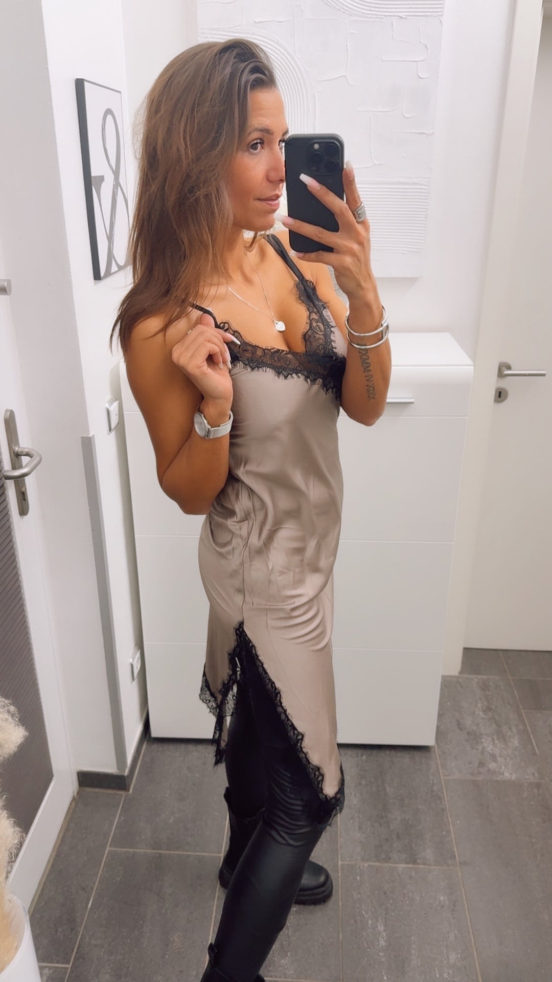 SATIN OPTIK Kleid im asymmetrischen Schnitt / taupe - schwarz Art. 13060