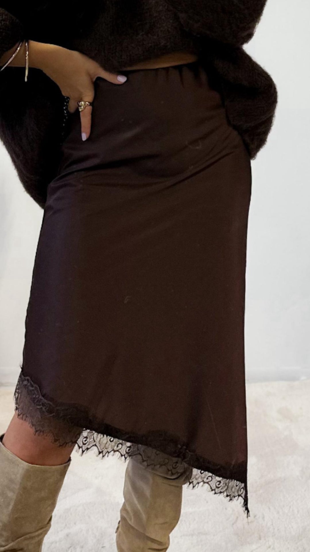 SATIN Optik asymmetrischer Rock mit Spitze / schoko braun Art. 13099