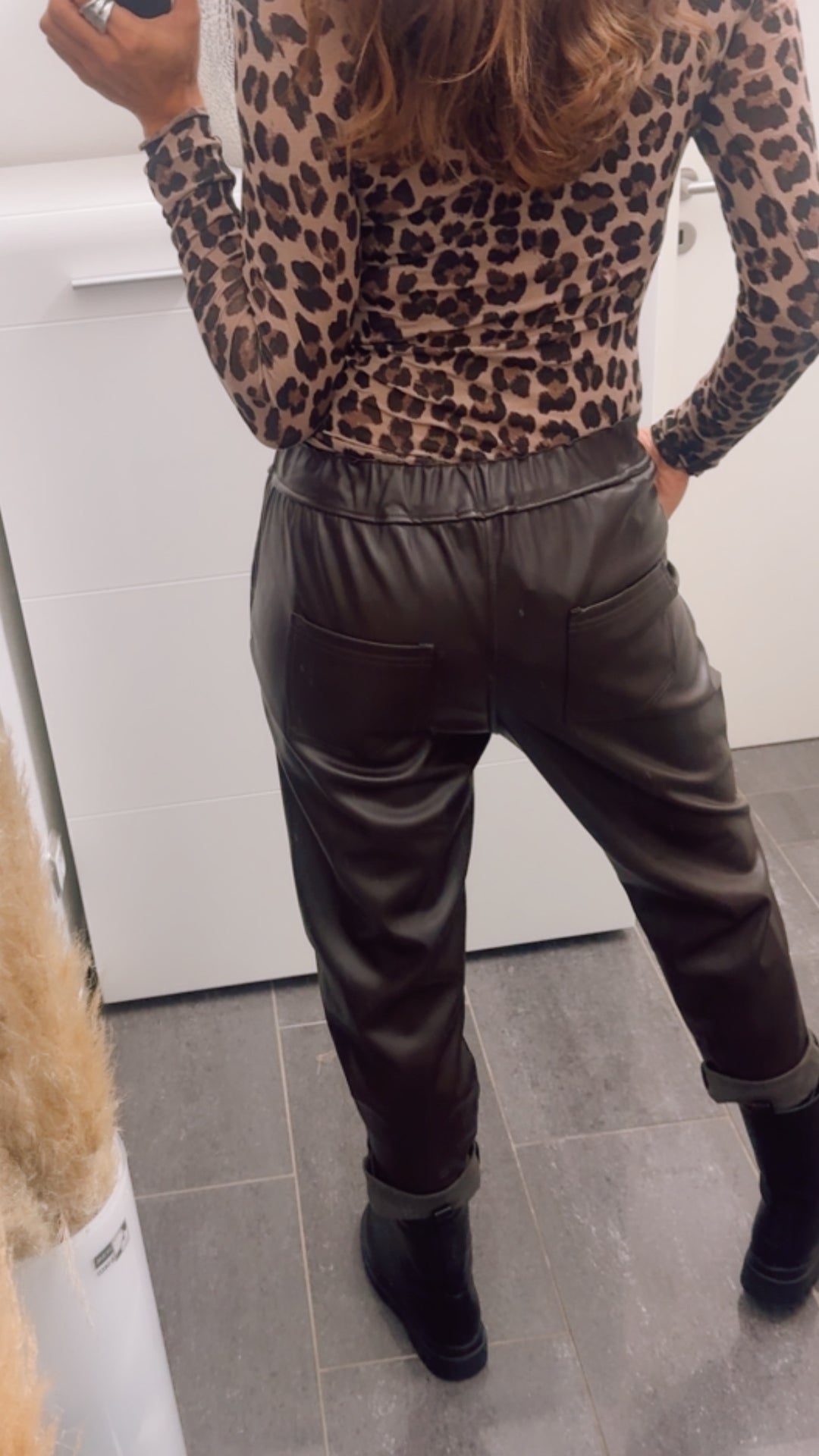 lockere Lederlook Hose mit Leo Schleife / dunkel braun Art. 13122