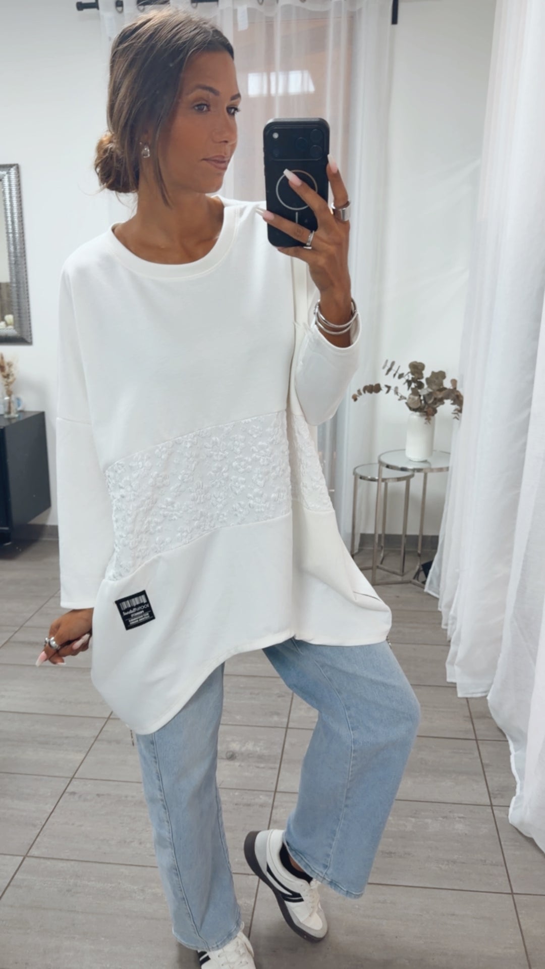 Long Pullover / Kleid mit Blumendetails / weiß Art.16293