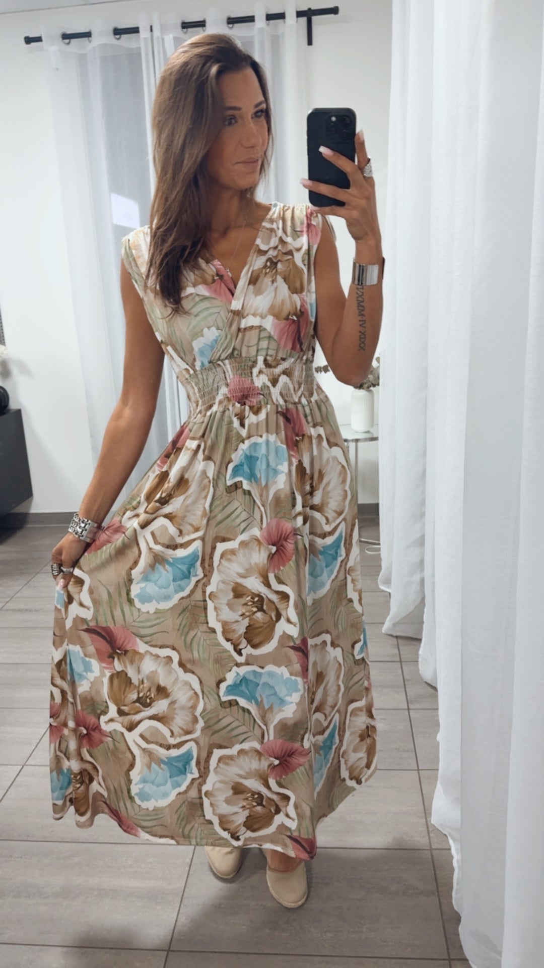 MAXI Kleid FLORAL mit breiten Trägern und geraffter Taille / Art. 14893