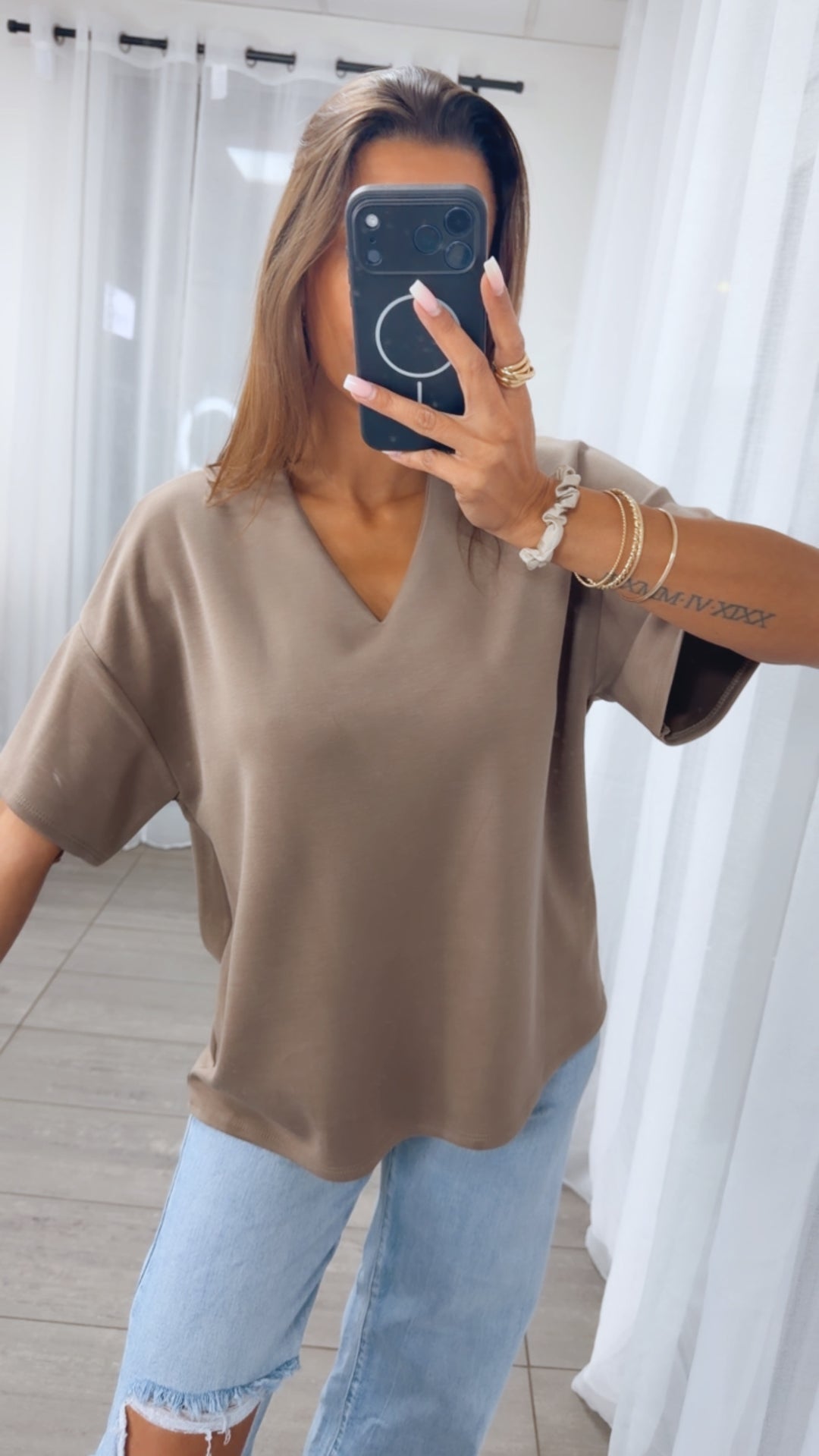 V-Ausschnitt Butterstoff T-Shirt / taupe Art.14957
