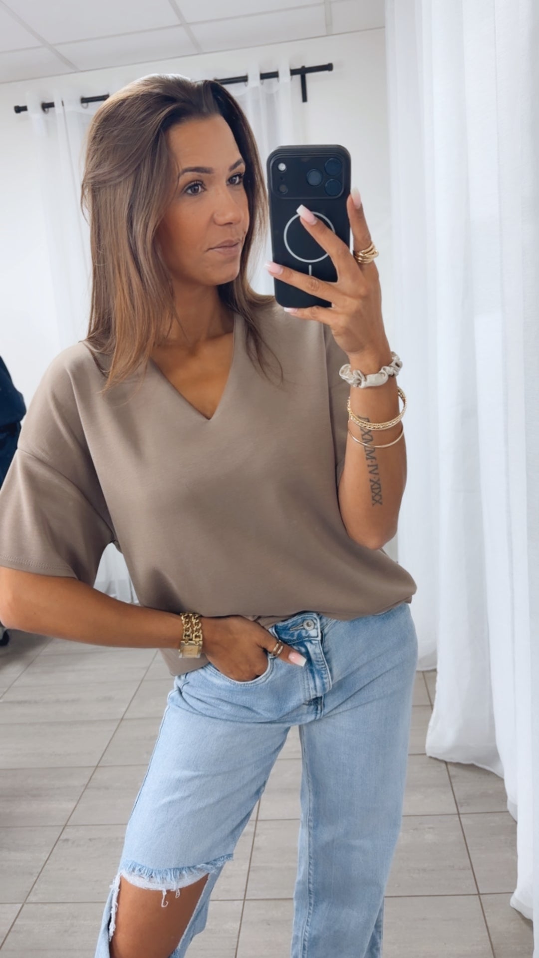 V-Ausschnitt Butterstoff T-Shirt / taupe Art.14957
