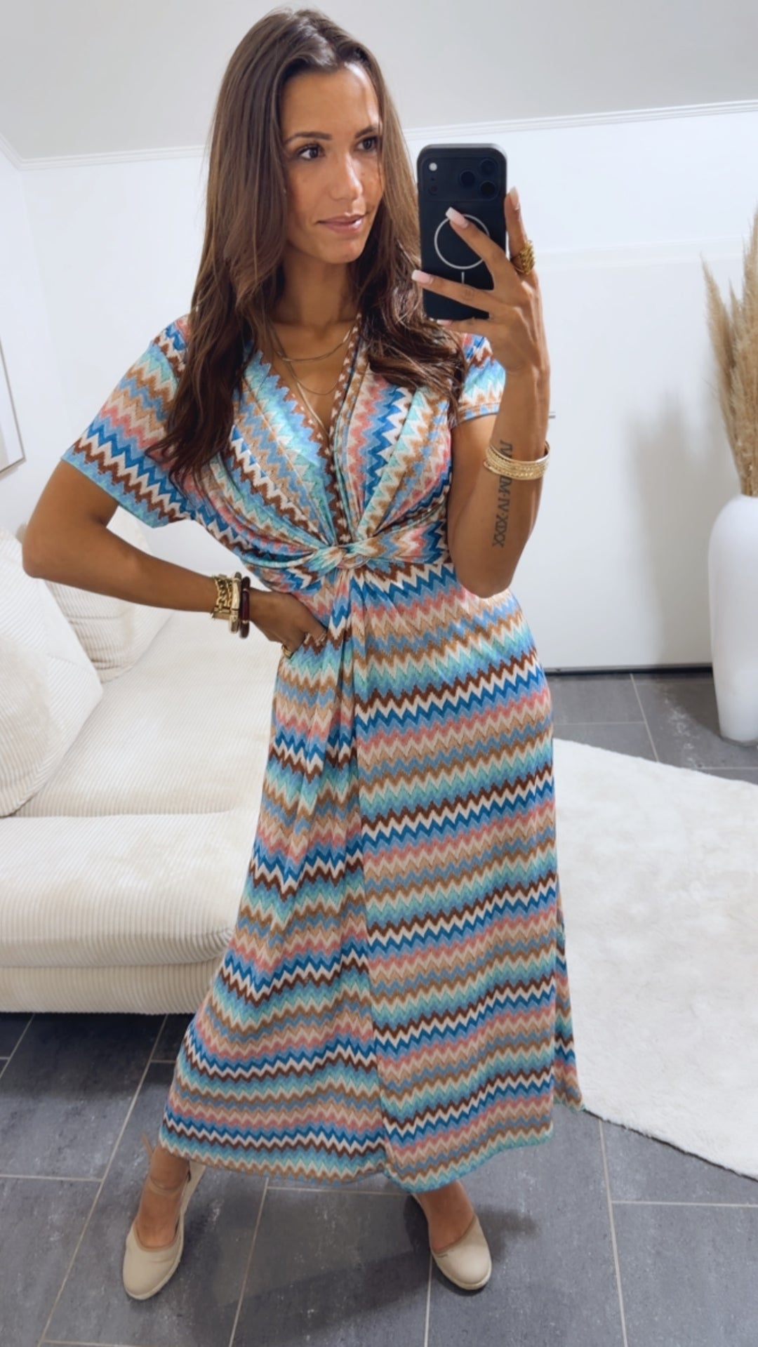 VORBESTELLUNG! MAXI Kleid mit T-Shirt Ärmeln und raffiniertem Brustbereich ZICKZACK MUSTER / blau - braun - rosa - weiss Art.15008