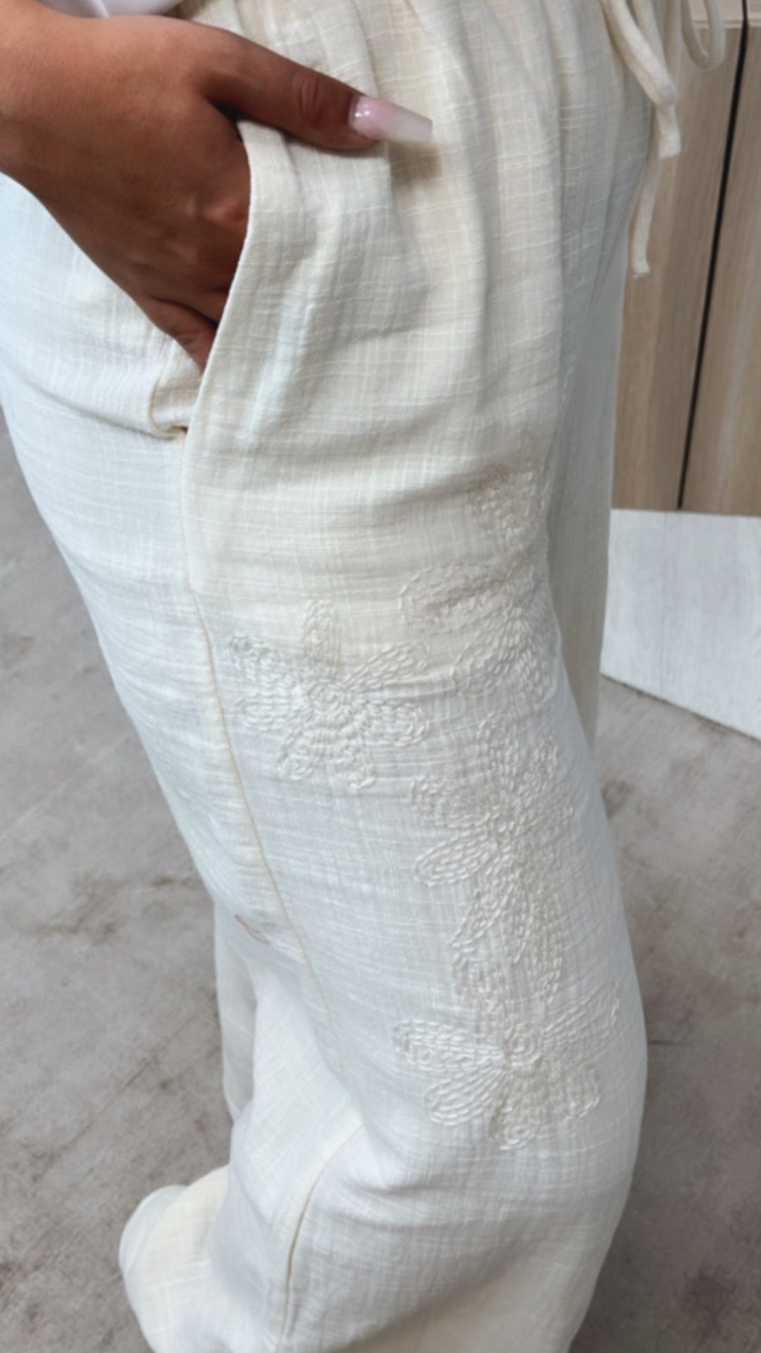 lockere Baumwoll Hose, Blumen Stickerei / beige Art. 10804