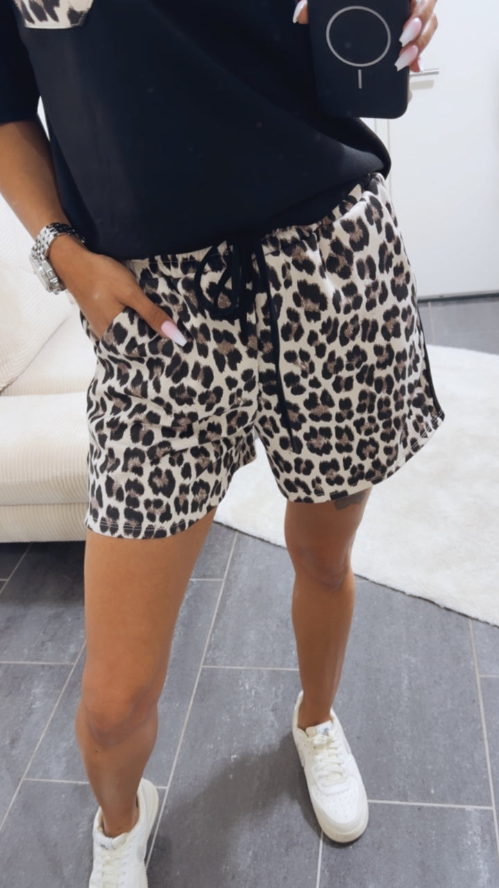 Leo Shorts mit seitlichen Streifen / schwarz Art.15032