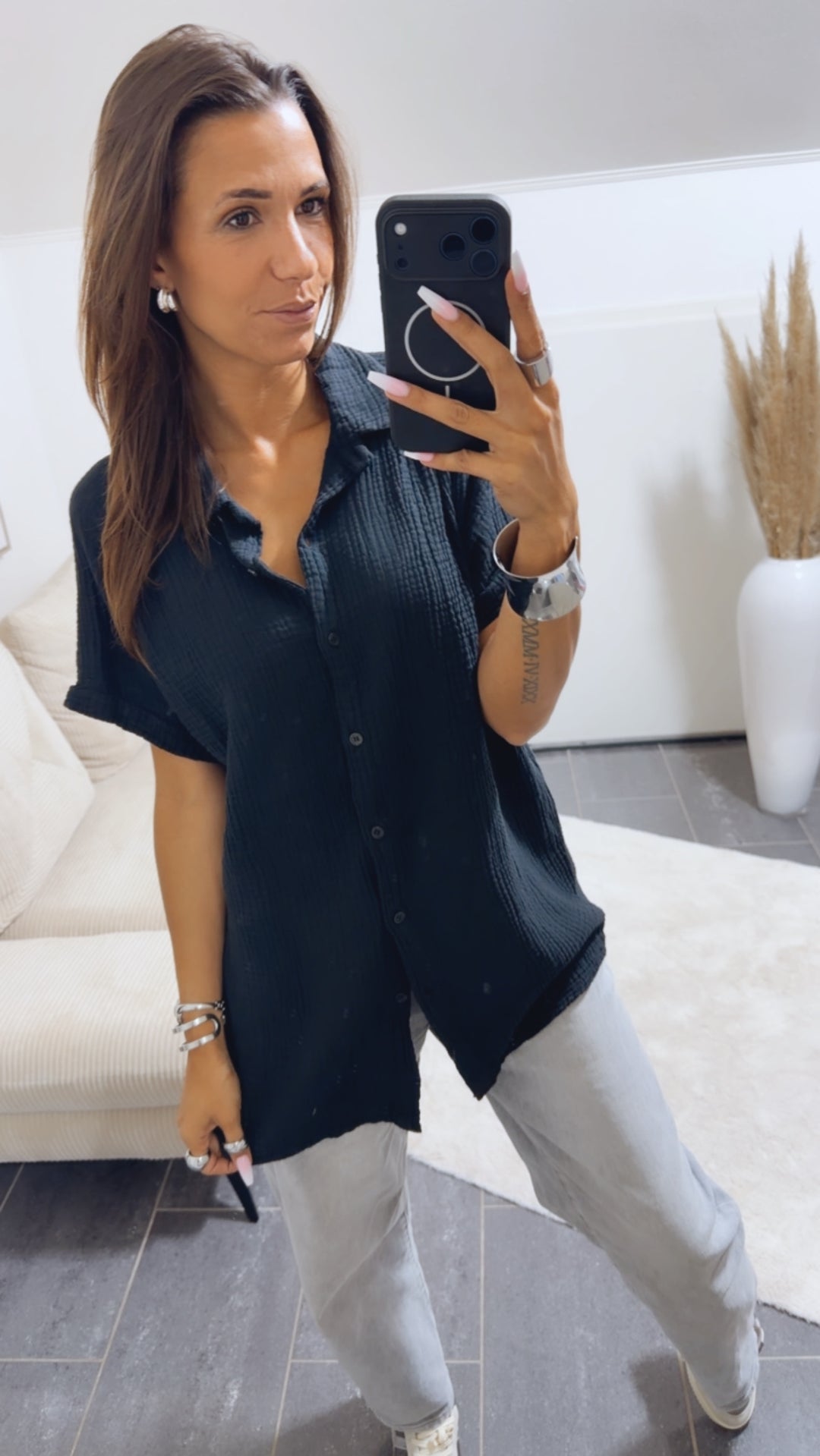 Oversize Musselin Bluse mit T-Shirt Ärmeln / schwarz Art.15050