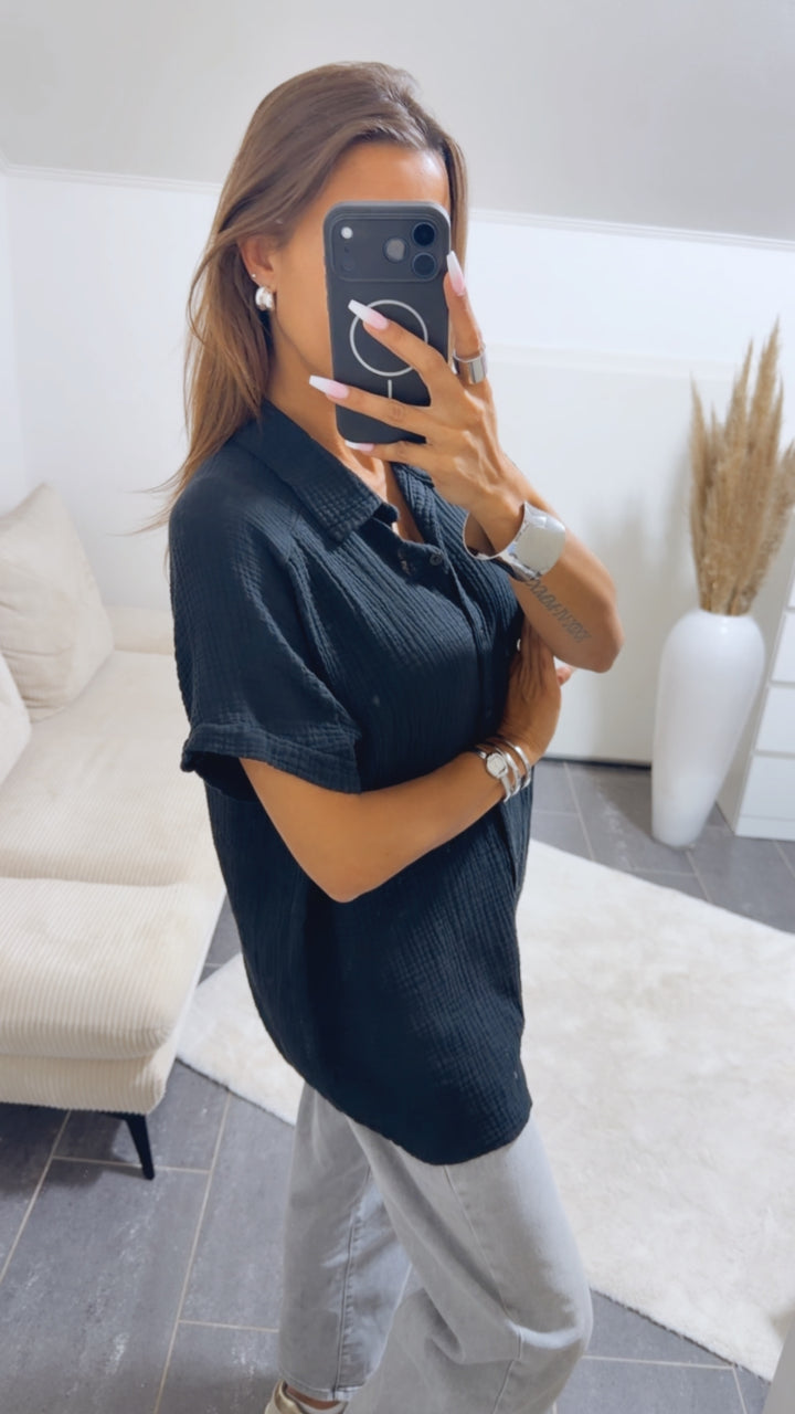 Oversize Musselin Bluse mit T-Shirt Ärmeln / schwarz Art.15050