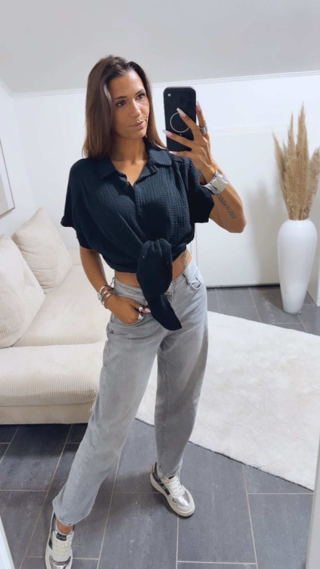 Oversize Musselin Bluse mit T-Shirt Ärmeln / schwarz Art.15050