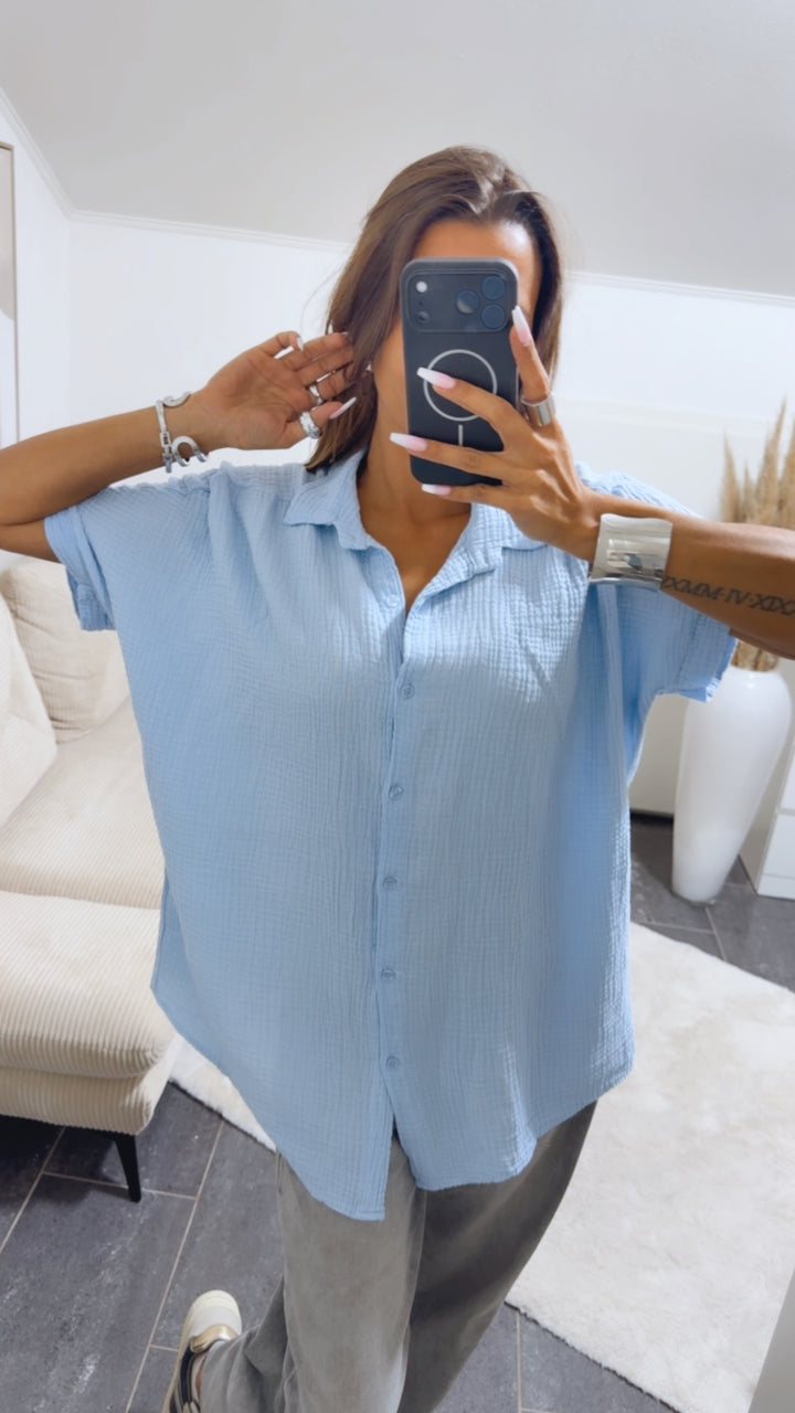 Oversize Musselin Bluse mit T-Shirt Ärmeln / hell blau Art.15049