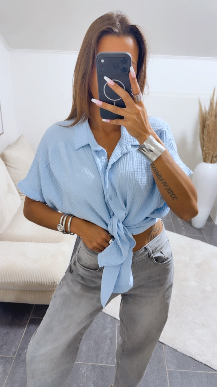 Oversize Musselin Bluse mit T-Shirt Ärmeln / hell blau Art.15049
