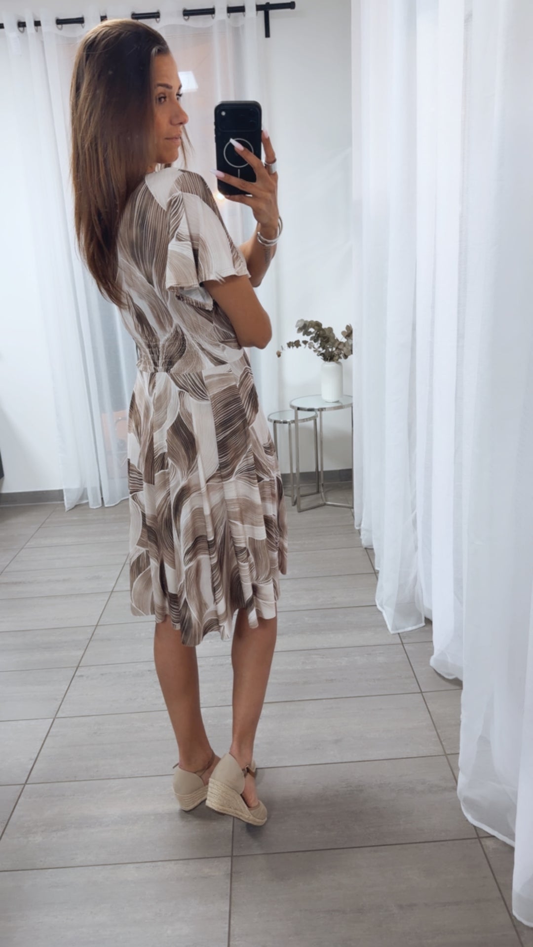 KURZES Leicht tailliertes Kleid mit T-Shirt Ärmeln  / braun beige Töne Art.15057