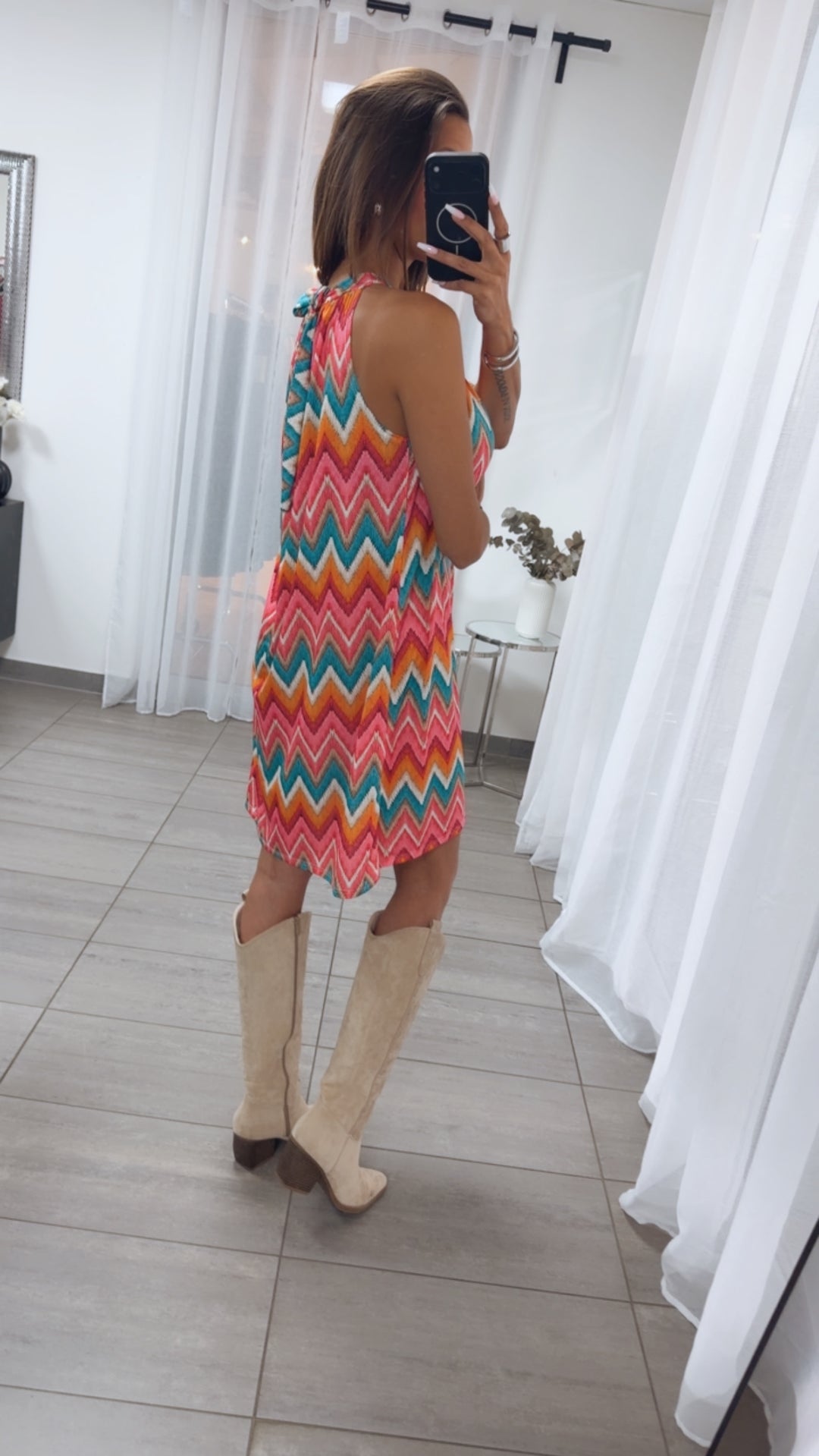 VORBESTELLUNG Kurzes, fließendes Kleid ZICKZACK Muster / pink - orange - petrol Art.15075
