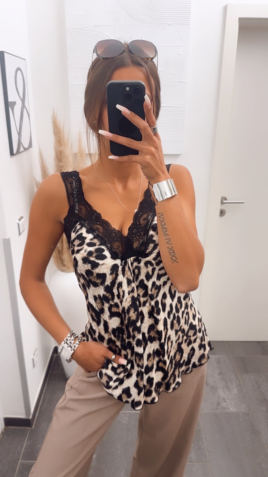 Leo Top mit Spitzen Applikationen / schwarz - dunkel Art. 7829
