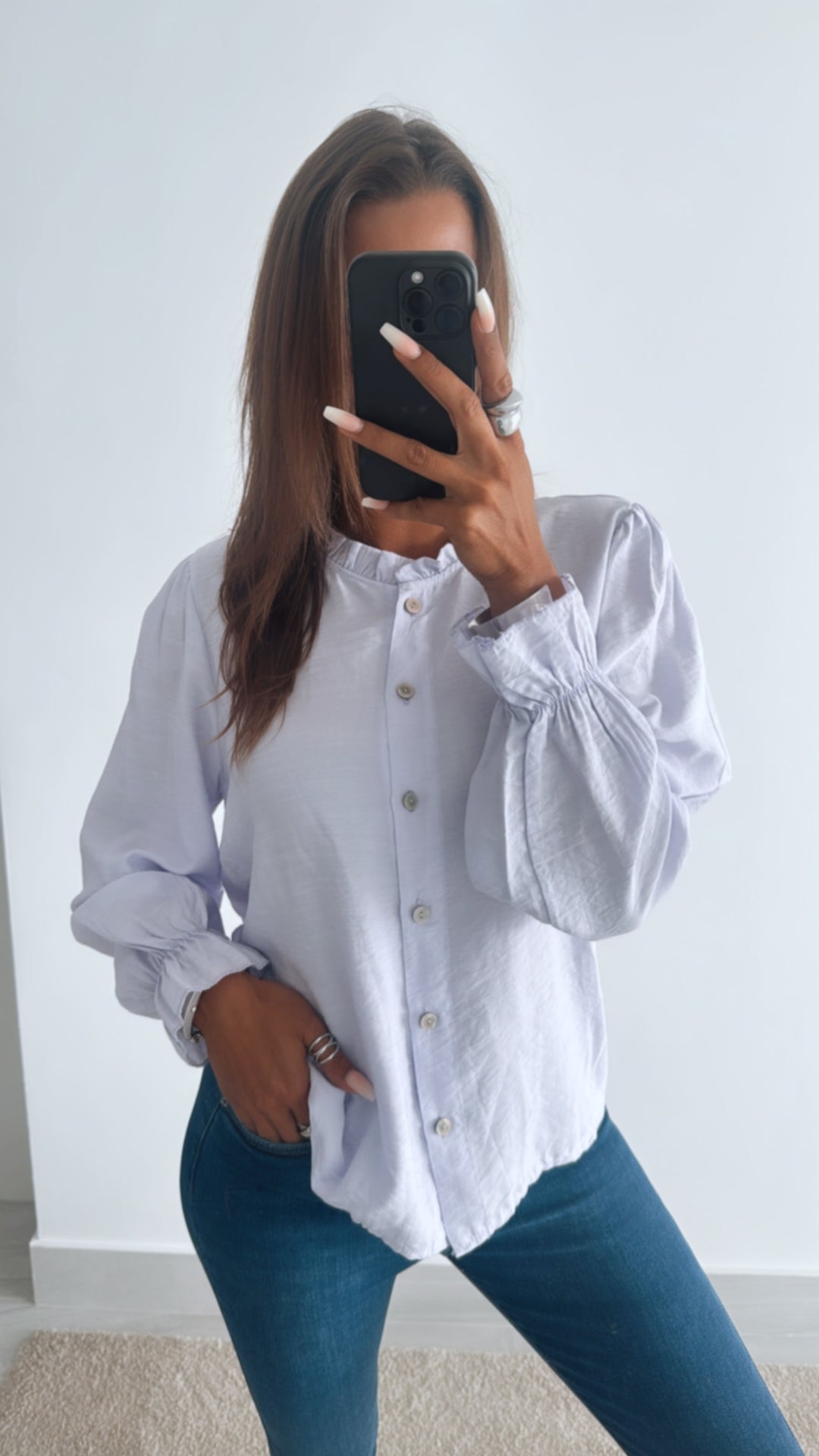 schmale Bluse mit Volant Ausschnitt / flieder Art. 10790