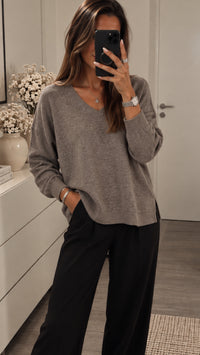 Gerippter Feinstrick Pullover mit V-Ausschnitt / aschiges braun Art.16369