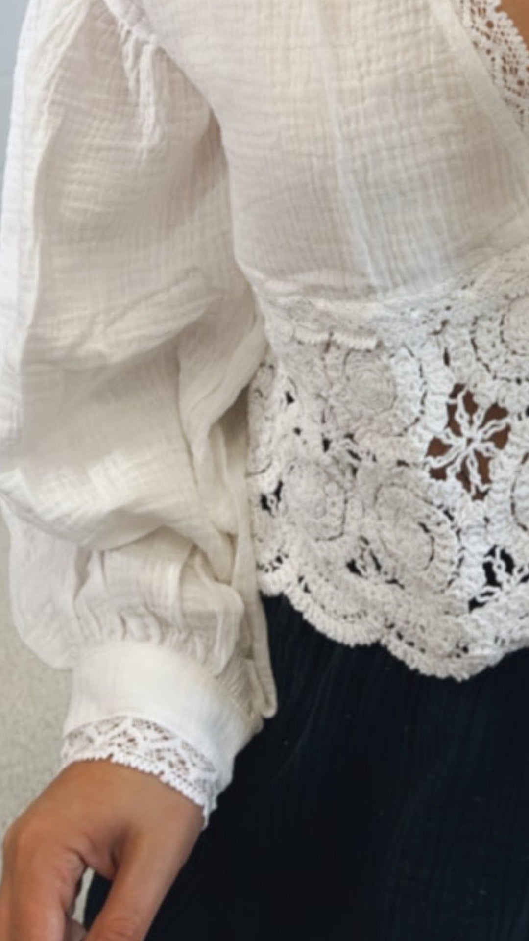 Baumwoll Blusen Oberteil mit Stickereien / creme weiss Art. 10426