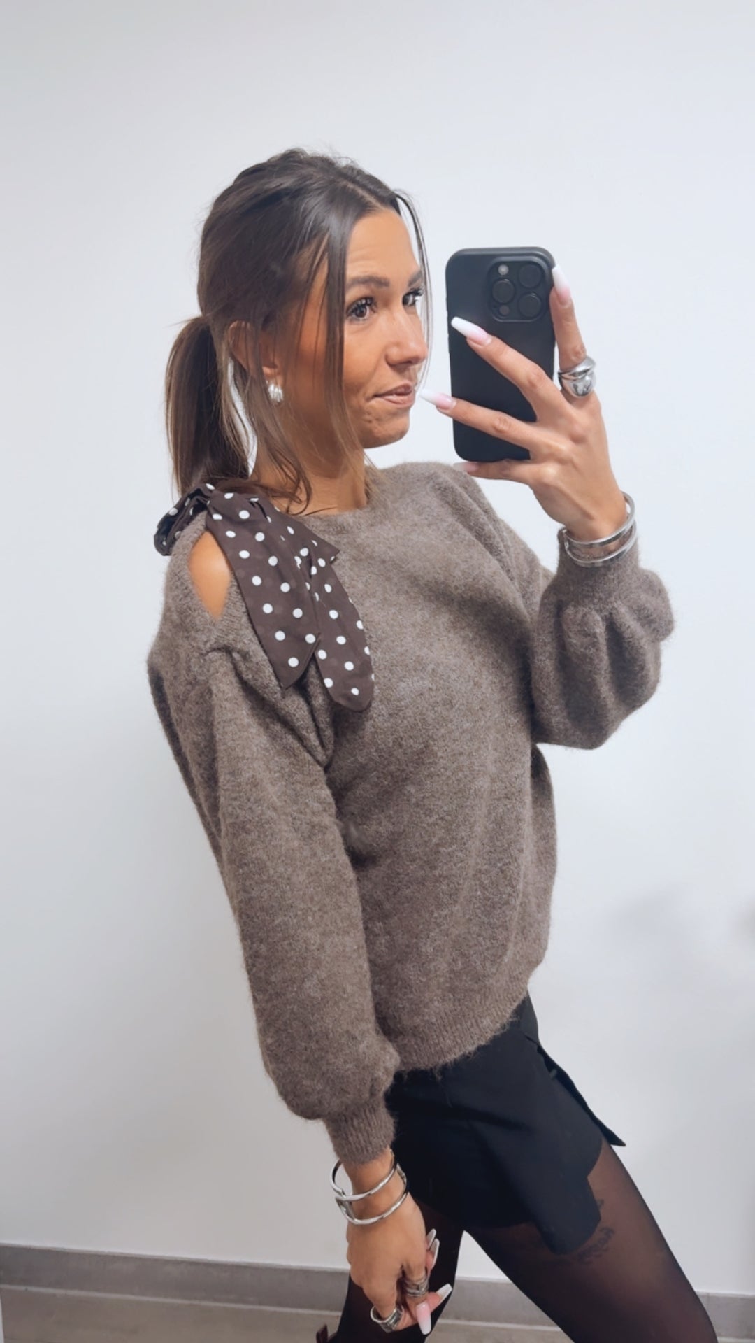 ONE SHOULDER Pullover, Punkte Schleife / braun meliert Art. 13820