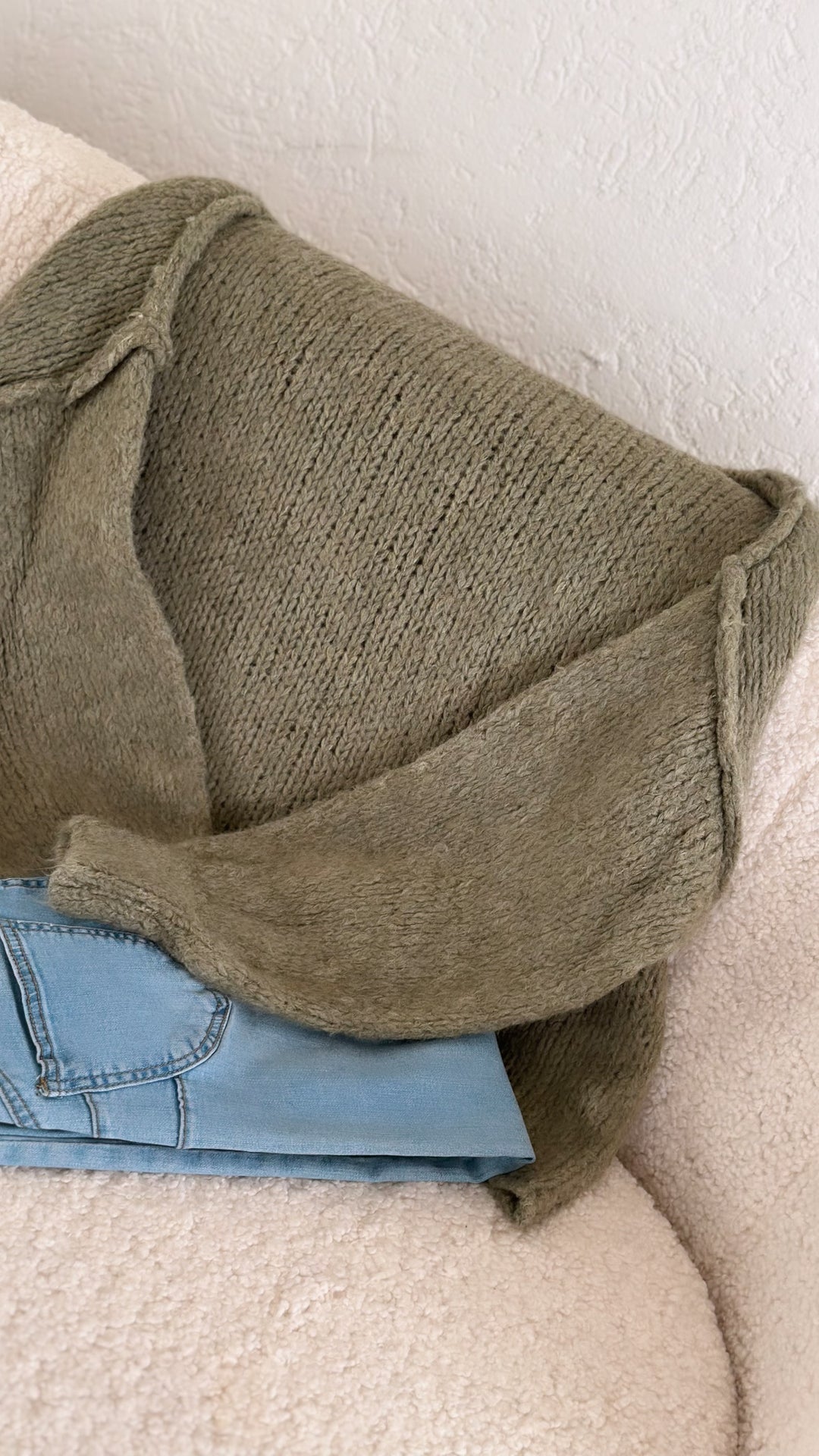 weicher oversize Pullover mit Ziernaht, Stehkragen / soft khaki Art. 5542