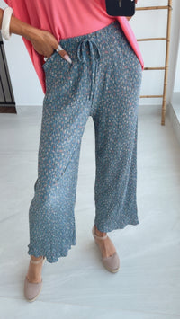 Leichte, plissierte Hose KLEINES BLUMEN Muster / denim blau Art. 15160
