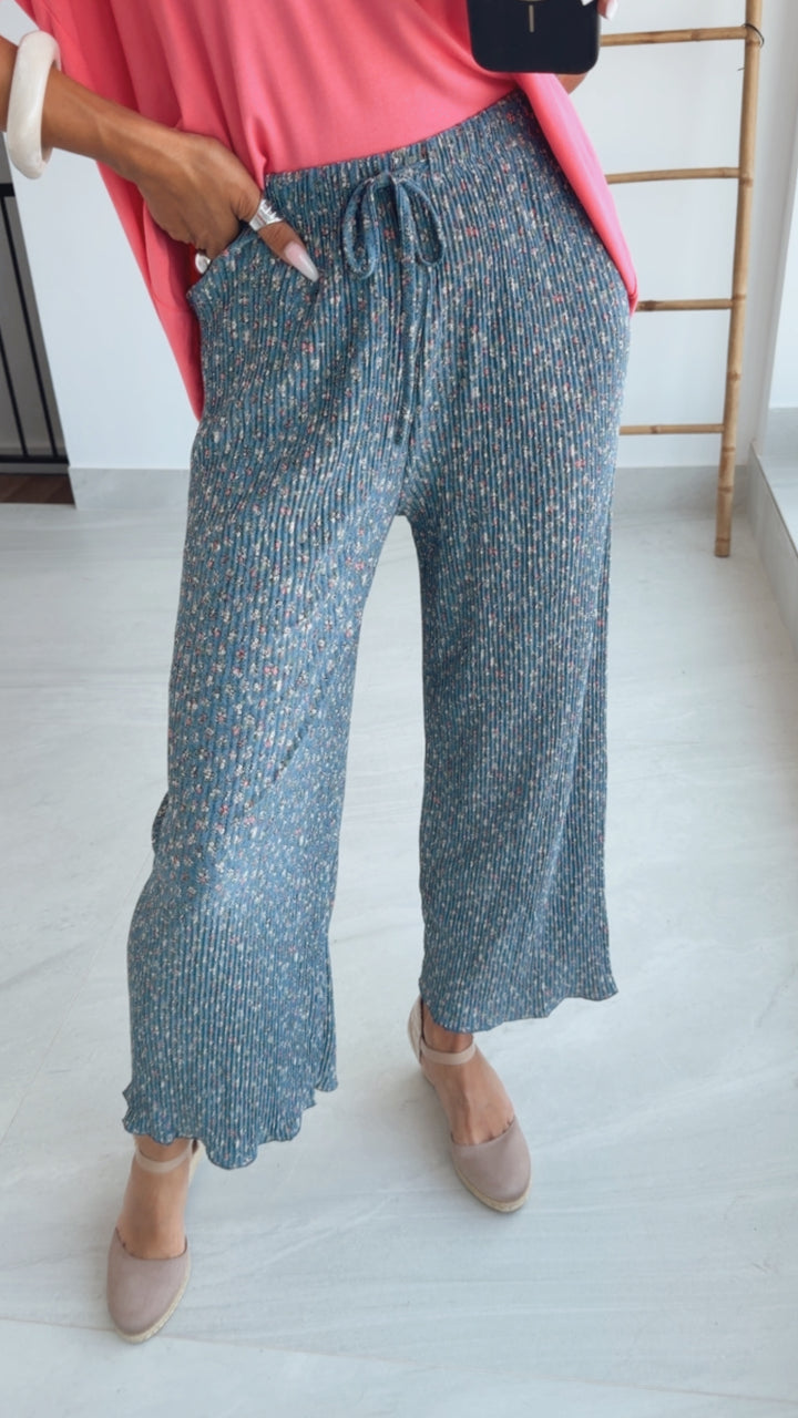 Leichte, plissierte Hose KLEINES BLUMEN Muster / denim blau Art. 15160