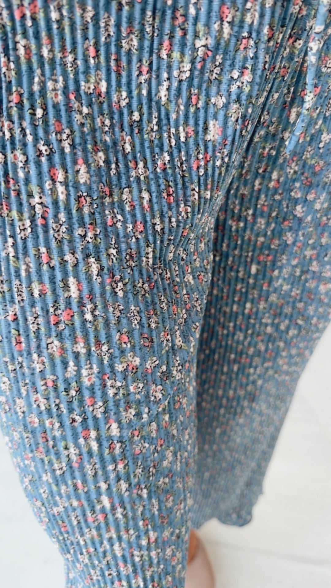 Leichte, plissierte Hose KLEINES BLUMEN Muster / denim blau Art. 15160