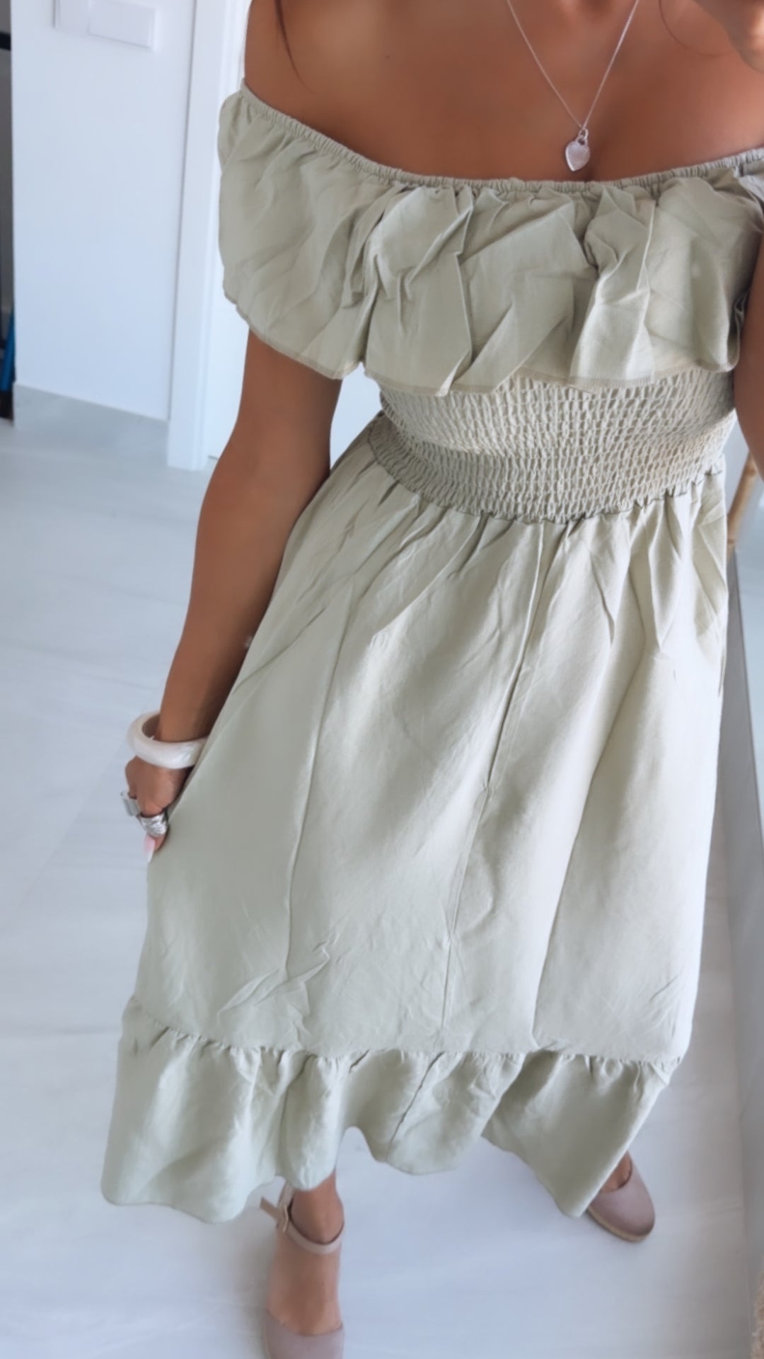 Off-Shoulder Volant Kleid mit gerafften Details / salbei Art.15173