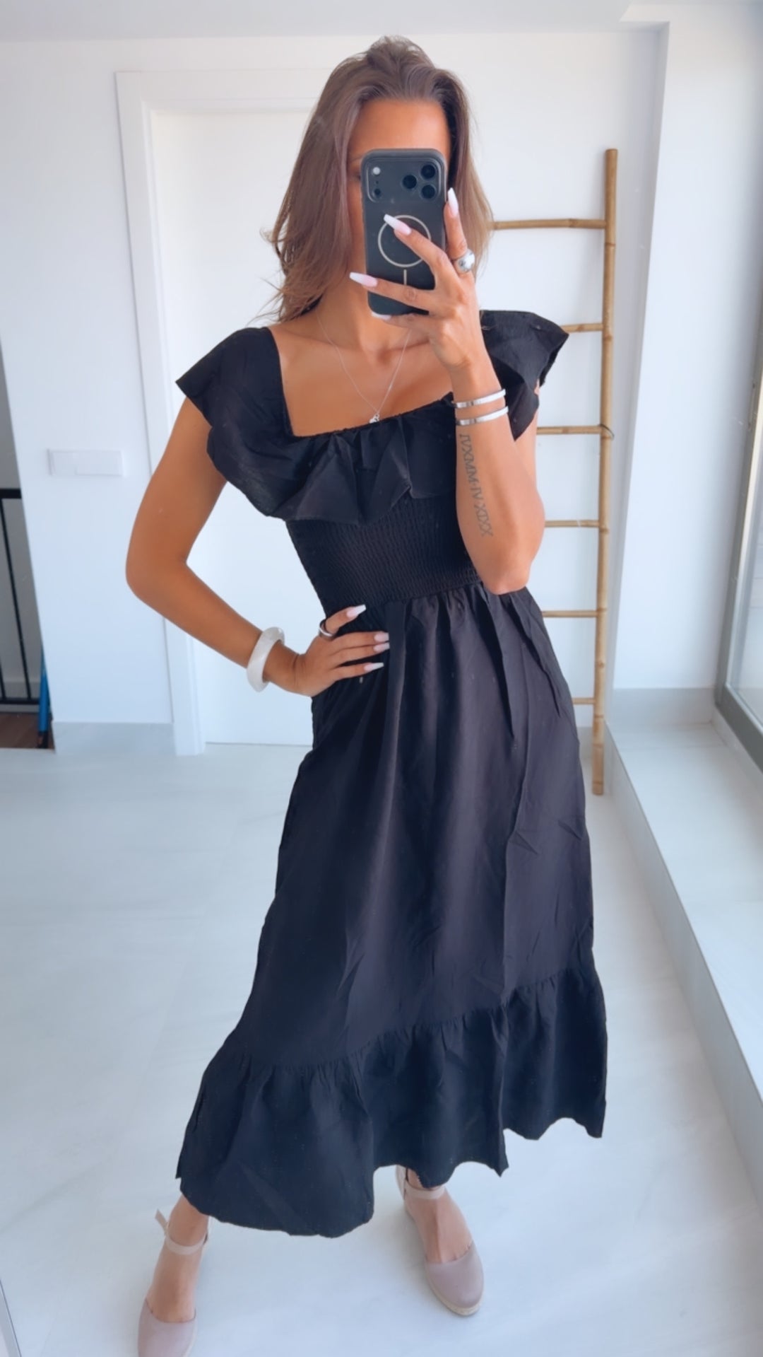 Off-Shoulder Volant Kleid mit gerafften Details /schwarz Art.15172