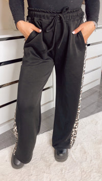 legere, weite Hose mit elastischem Bund, Tunnelzug, LEO Streifen / schwarz Art. 12651