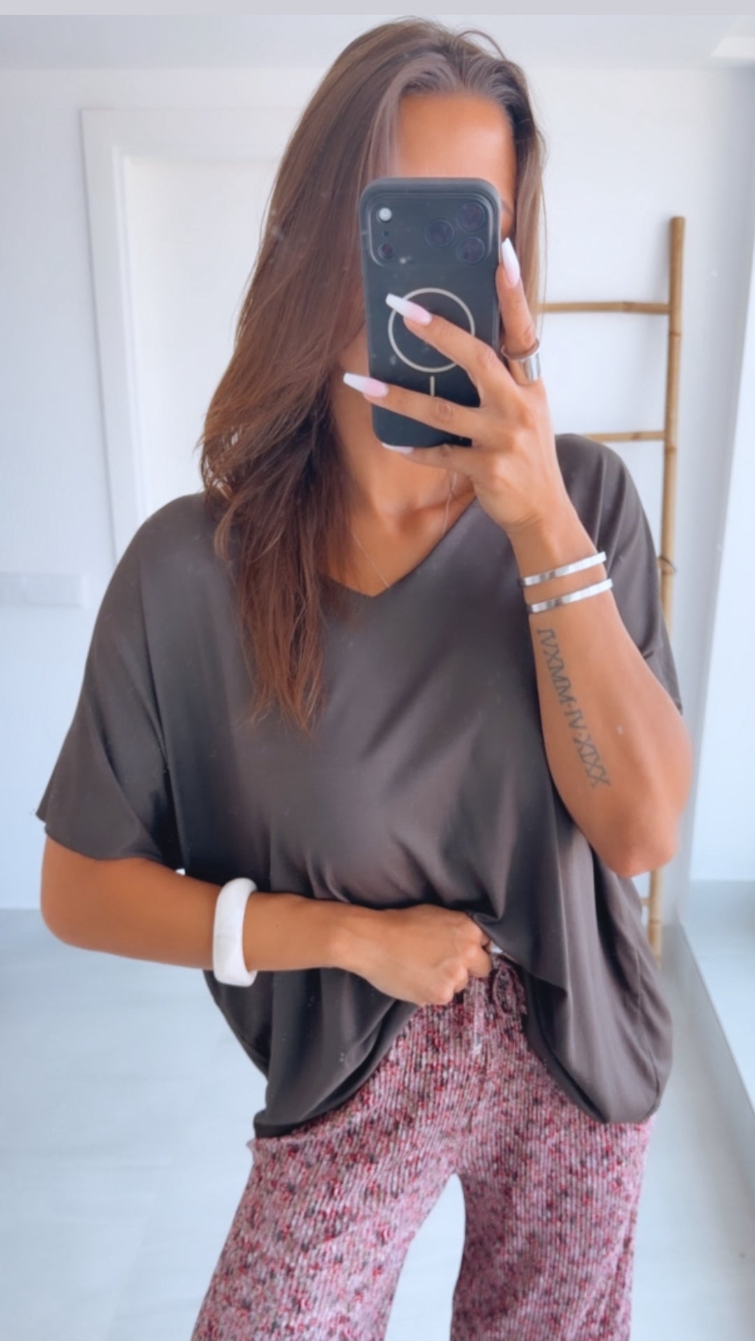 T-shirt Oberteil mit V-Ausschnitt / braun Art. 12387