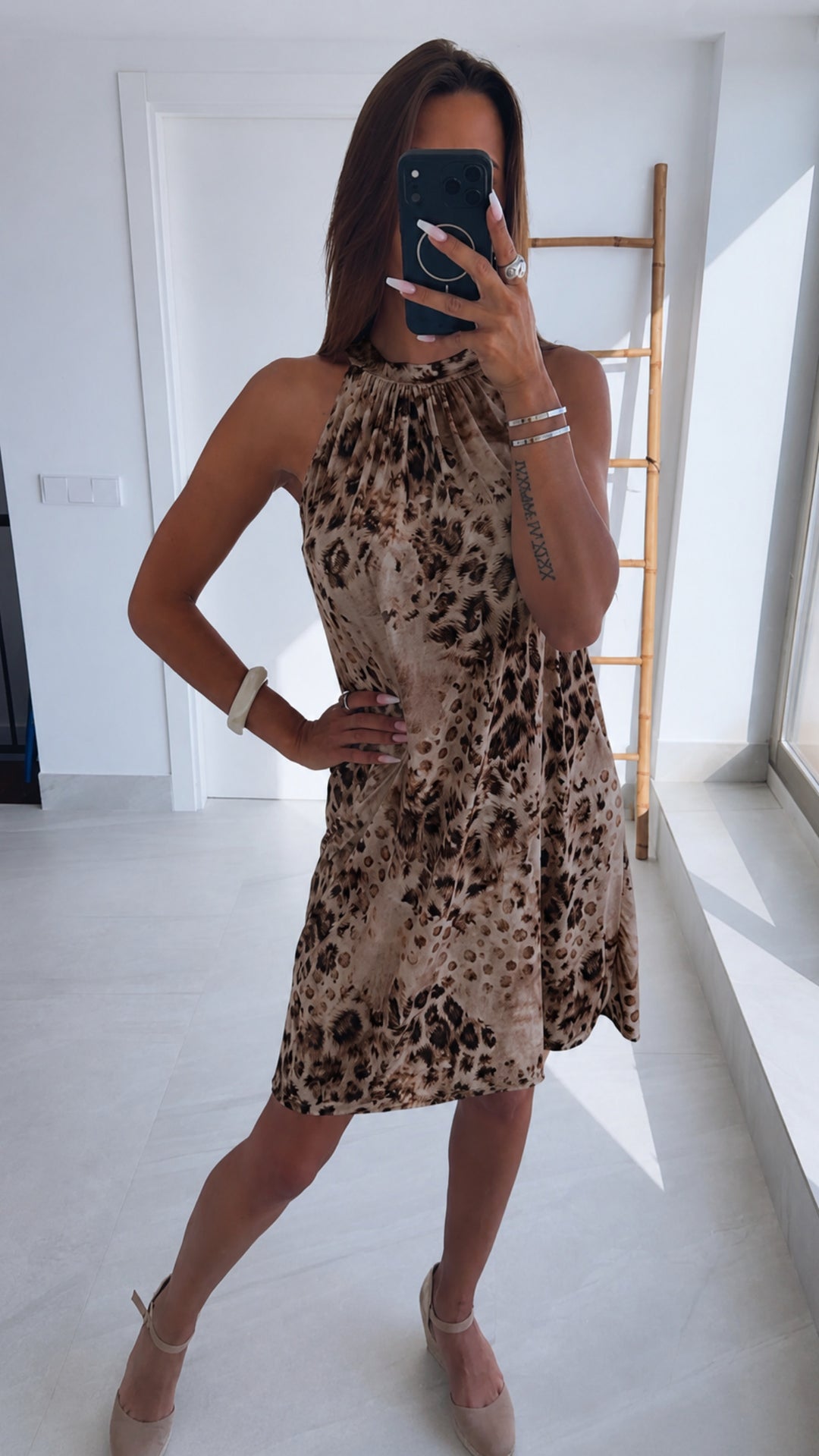 Leo- Animal Print DUNKEL - Kurzes, fließendes Kleid / Art. 15204