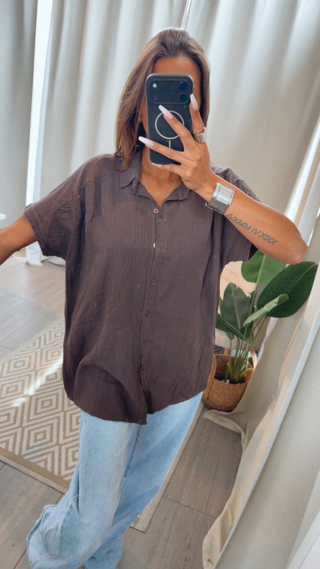 Oversize Musselin Bluse mit T-Shirt Ärmeln / braun Art. 15241