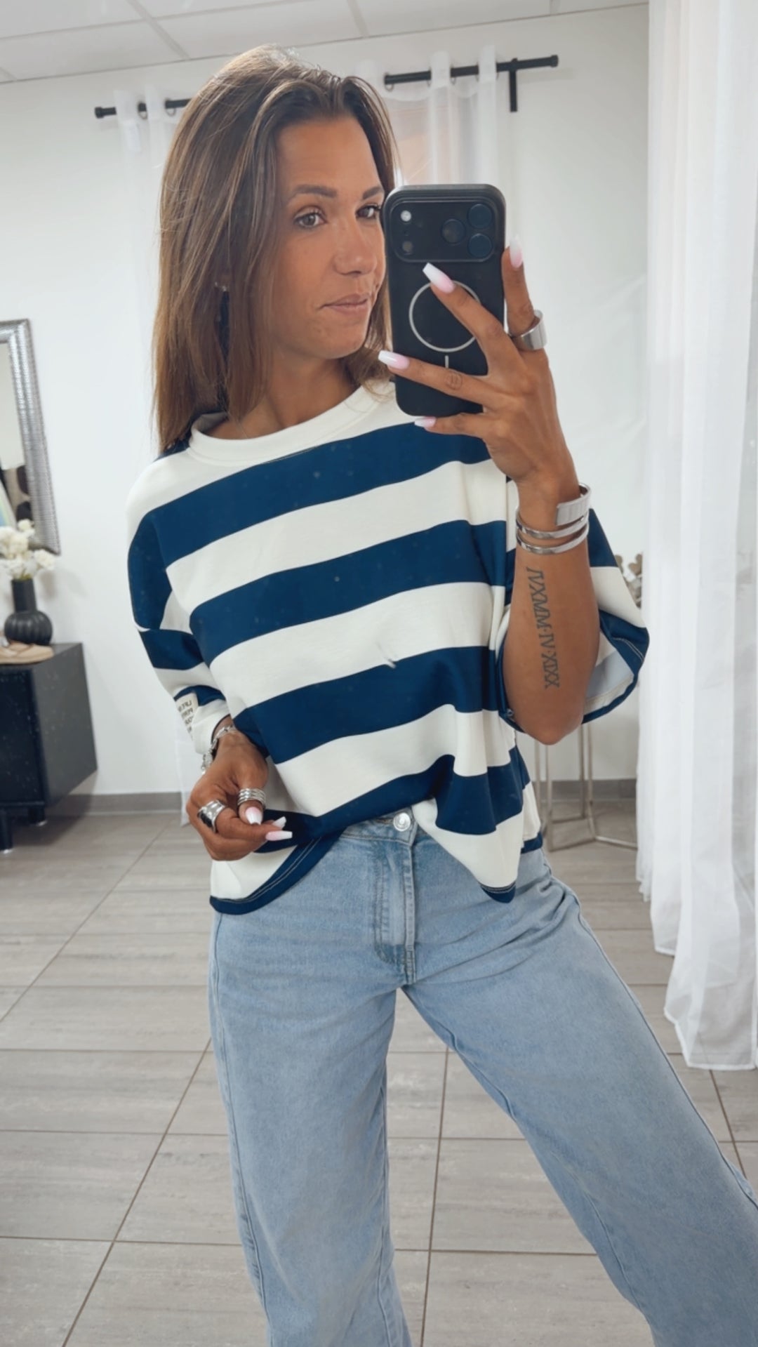 STREIFEN Butterstoff oversize T-shirt mit Patch / weiss - dunkel blau Art. 15332