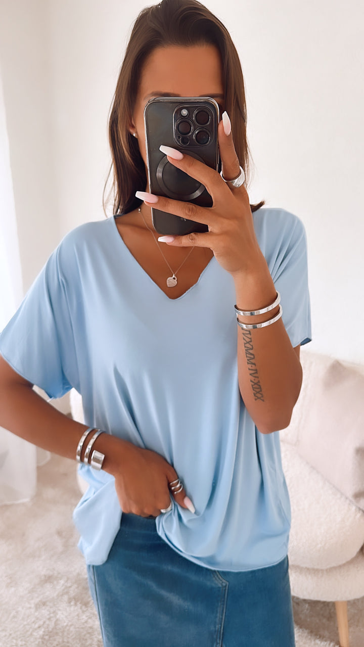 T-shirt mit V-Ausschnitt / hell blau Art. 4786