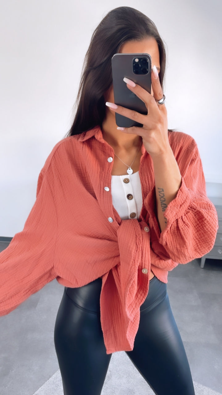Kurze Oversize Musselin Bluse / dunkle Beere Art. 3157